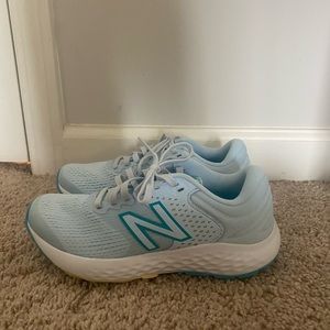 barely worn new balance tennis shoes!
